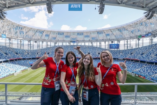 [사진]월드컵 응원하는 자원봉사자들