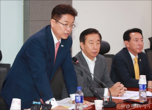 [사진]자유한국당 당정 참석한 이철우 경북지사 당선자