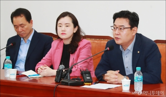 [사진]'자유한국당 초선 회동' 발언하는 김성원 의원