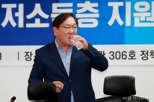 [사진]물 마시는 김태년 정책위의장