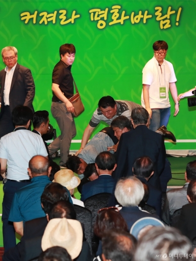 [사진]민평당 전당대회 도중 폭력사건 발생