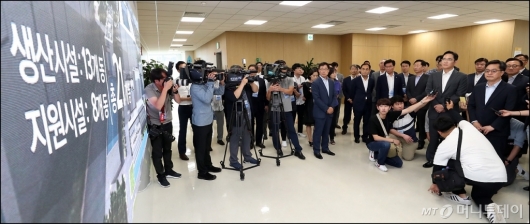 [사진]김동연-이재용, '삼성전자 평택캠퍼스 소개 영상 시청'