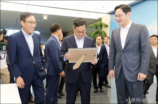 [사진]삼성전자 기념 액자 선물 받은 김동연 부총리