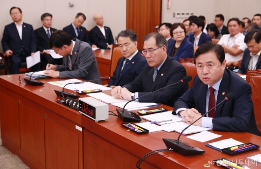 [사진]법사위 출석한 김영춘 해수부 장관
