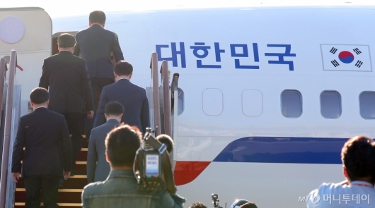 [사진]평양행 비행기 탑승하는 대북특사단