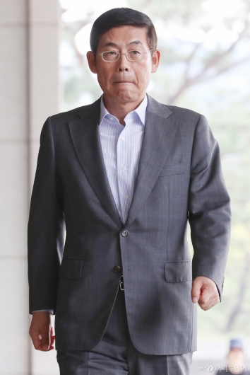 [사진]검찰 출석하는 이상훈 의장