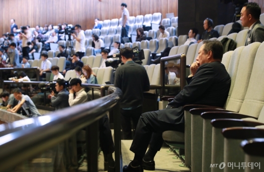 [사진]국회 본회의 방청하는 박용만 회장