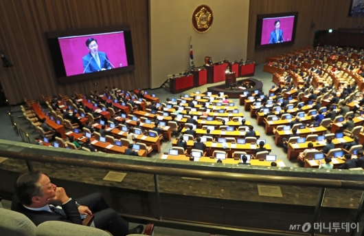 [사진]국회 본회의장 찾은 박용만 대한상의 회장