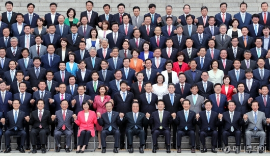 [사진]국회 개원 70주년 기념사진찍는 의원들