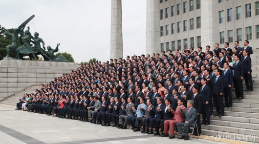 [사진]개원 70주년 기념 단체사진 촬영하는 국회의원들