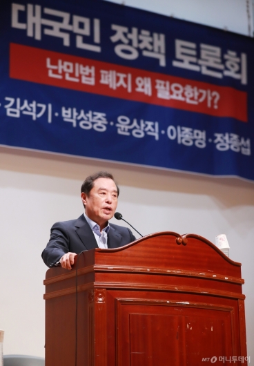 [사진]난민법 폐지 토론회 참석한 김병준