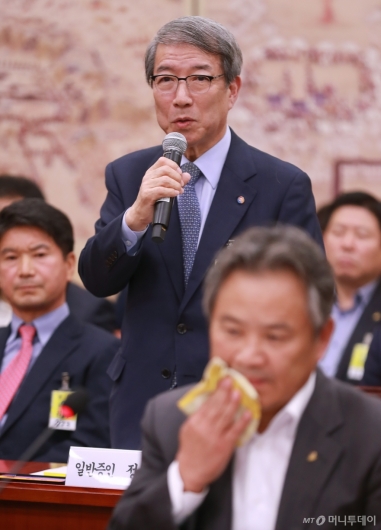 [사진]국감 출석한 정운찬 KBO 총재