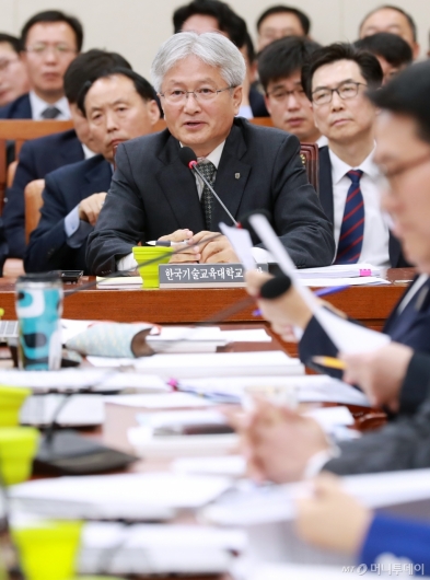 [사진]국감 출석한 김기영 기술교육대학교 총장