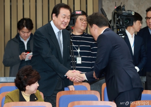 [사진]의총 참석한 김무성 의원