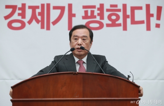 [사진]모두발언하는 김병준 비대위원장