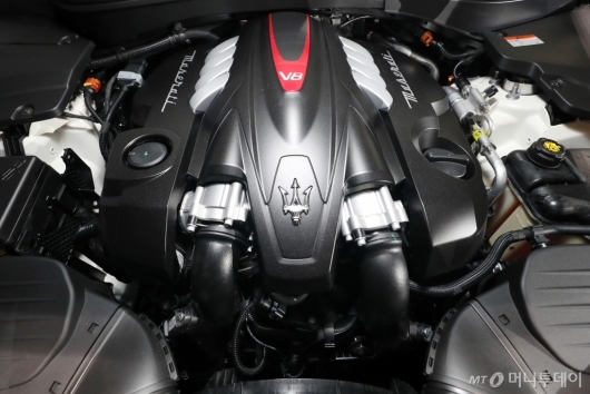 [사진]마세라티 '르반떼 GTS'의 V8 엔진