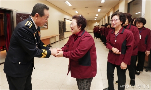 [사진]미화부 주무관들과 인사 나누는 원경환 신임 서울청장