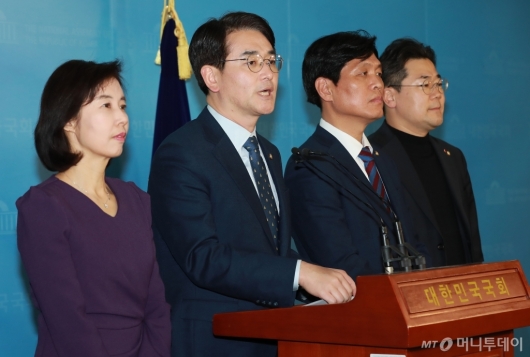 [사진]'유치원 3법' 처리 불발 기자회견하는 민주당 교육위원들