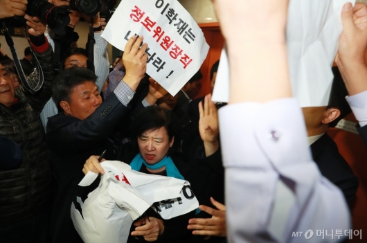[사진]이학재 정보위원장 사퇴 요구하는 바른미래당직자들