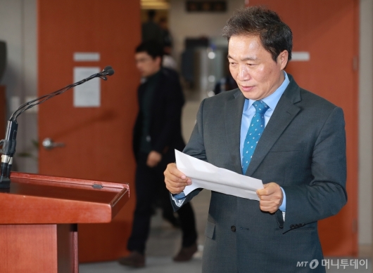 [사진]자유한국당 복당 기자회견 나선 이학재 의원