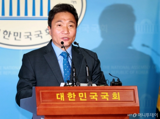 [사진]자유한국당 복당하는 이학재 의원