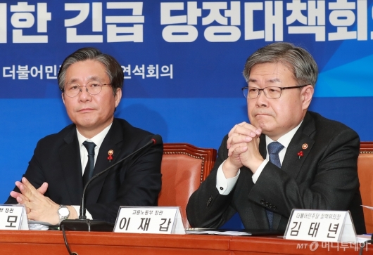 [사진]이재갑-성윤모 장관, '위험의 외주화 개선' 긴급 당정 참석