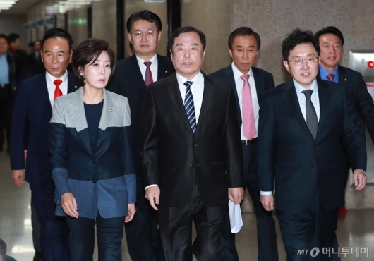 [사진]회의 참석하는 자유한국당 비대위원들