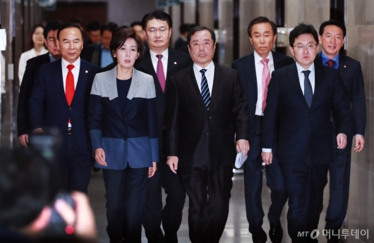 [사진]회의 참석하는 한국당 비대위원들