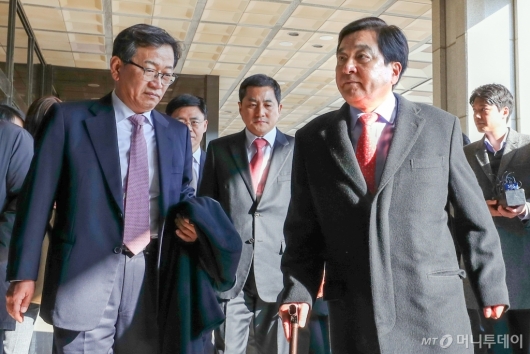 [사진]검찰 출석하는 '예산자료 유출 의혹' 심재철 의원