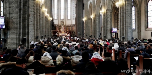 [사진]성탄절, '명동성당 찾은 많은 인파'