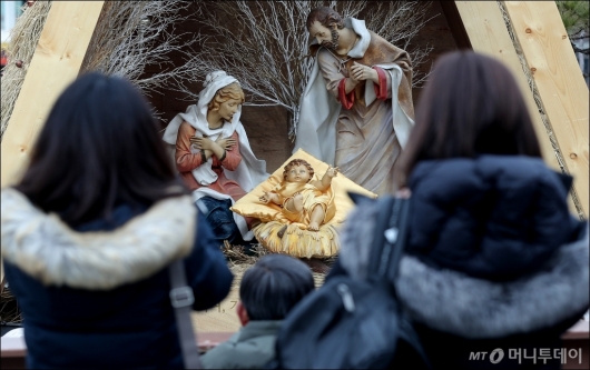 [사진]'아기예수 바라보며'