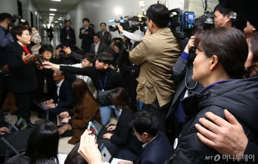 [사진] '김용균법' 협상 난항...속타는 유가족