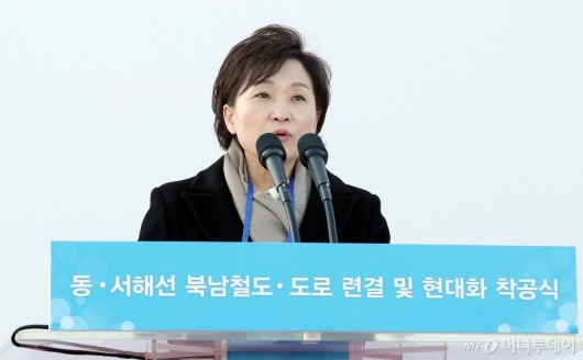 [사진]김현미 장관, '남북 철도·도로 연결 착공사'