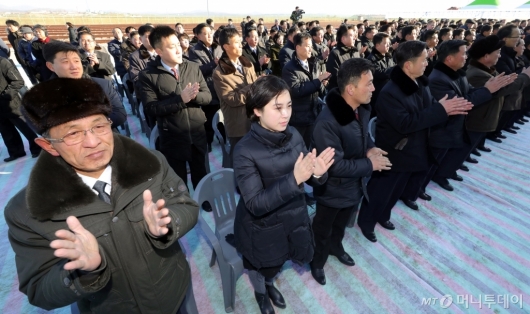 [사진]'남북 철도·도로 착공식' 박수 치는 북측 관계자들