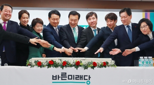 [사진]2019 신년 기념떡 자르는 바른미래당