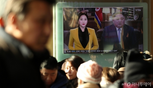 [사진]김정은 신년사 발표 뉴스 시청하는 시민들