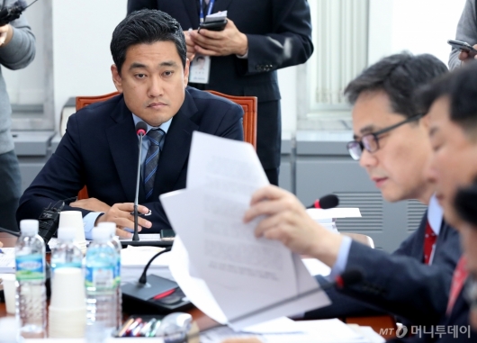 [사진]의원들 발언 경청하는 오신환 위원장