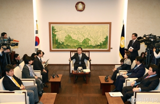 [사진]2019년 첫 회동하는 국회의장-3당 원내대표