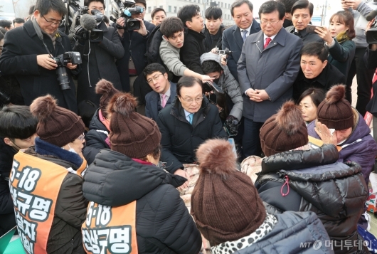 [사진]5.18 진상규명 방해 한국당 규탄농성장 방문한 이해찬 대표