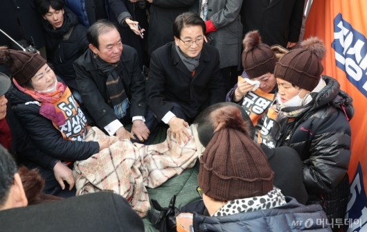 [사진]5.18 진상규명 방해 한국당 규탄농성장 방문한 정동영 대표