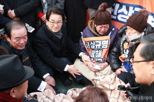 [사진]5.18 피해자 가족 달래는 정동영 민평당 대표