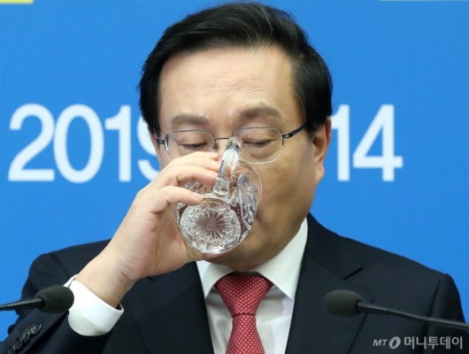 [사진]물 마시는 손태승 우리금융지주 회장