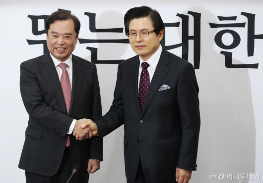 [사진]자유한국당 입당한 황교안 전 총리