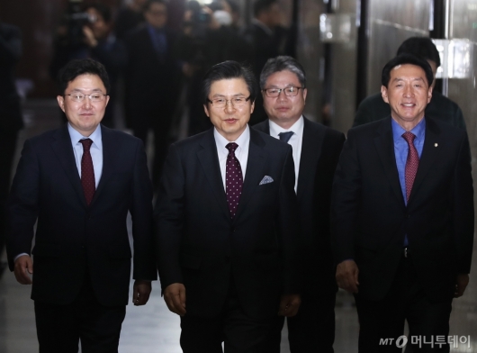 [사진]황교안 전 총리, 자유한국당 입당