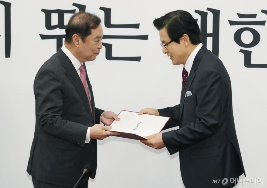 [사진]자유한국당 입당원서 제출하는 황교안