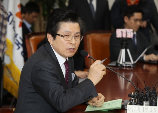 [사진]자유한국당 입당 간담회하는 황교안 전 총리