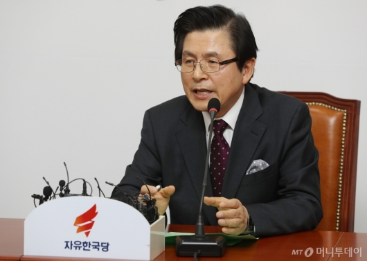 [사진]답변하는 황교안 자유한국당원