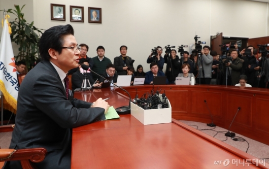 [사진]황교안, 자유한국당 입당 기자간담회