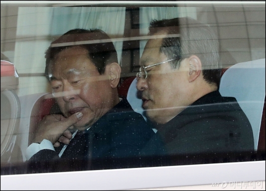 [사진]청와대 향하는 버스 탑승한 신동빈 회장
