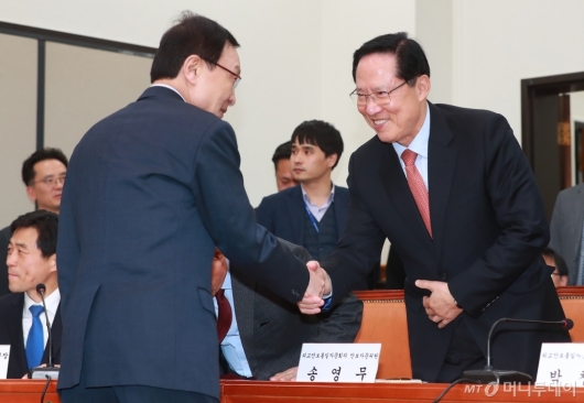 [사진]외교안보통일자문회의 참석한 송영무 전 국방장관